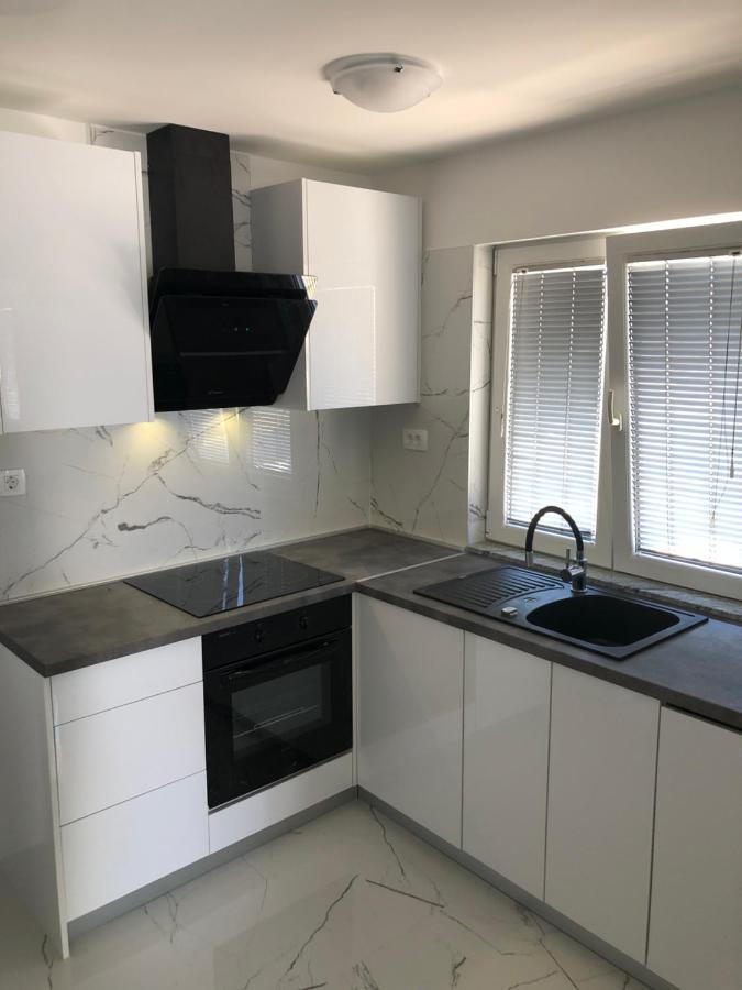 Apartments Mateo Бибине Екстериор снимка