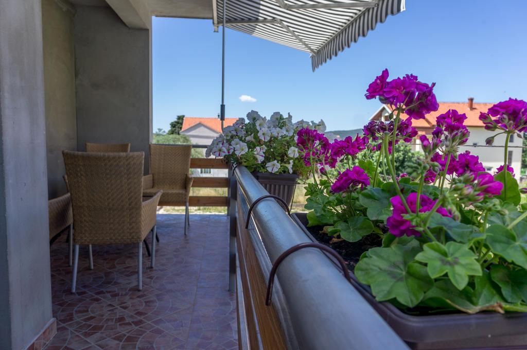 Apartments Mateo Бибине Екстериор снимка